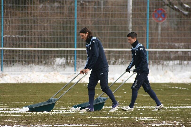 Tauwetter bei den Löwen: Am Donnerstag mussten die Sechzger an die Schneeschippe, bevor es ins Training ging. Schaufeln für den Erfolg - die Bilder von der Grünwalder.