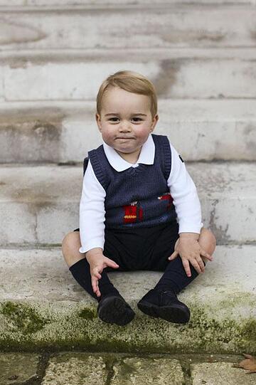 Der kleine Prinz George auf den Stufen des Kensington Palastes