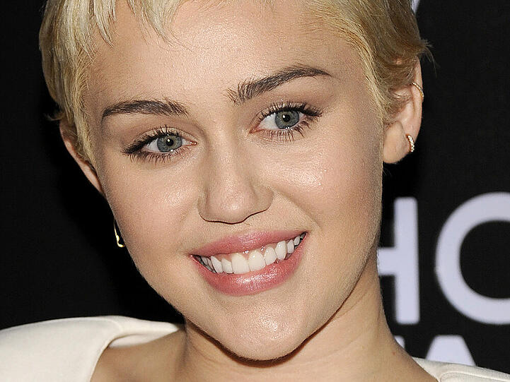 Miley Cyrus singt und provoziert gern