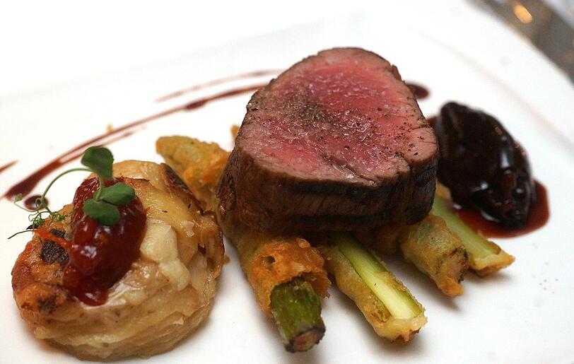 Rosa Rinderfilet, rückwärts gegart, mit Portweinschalotten: Feigen-Kartoffel-Gratin, Ochsenherzen, knuspriger grüner Spargel