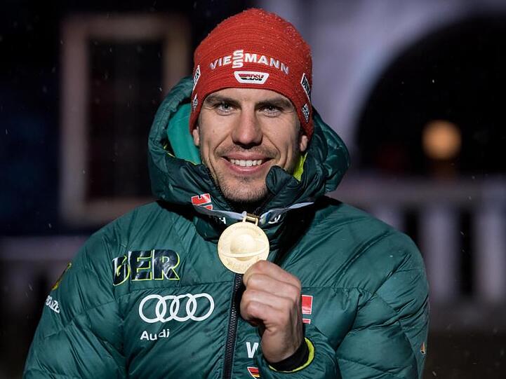 Arnd Peiffer mit der Goldmedaille für seinen Einzel-WM-Titel.