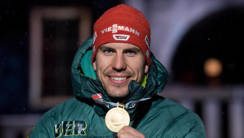 Arnd Peiffer mit der Goldmedaille für seinen Einzel-WM-Titel. Arnd Peiffer mit der Goldmedaille für seinen Einzel-WM-Titel.
