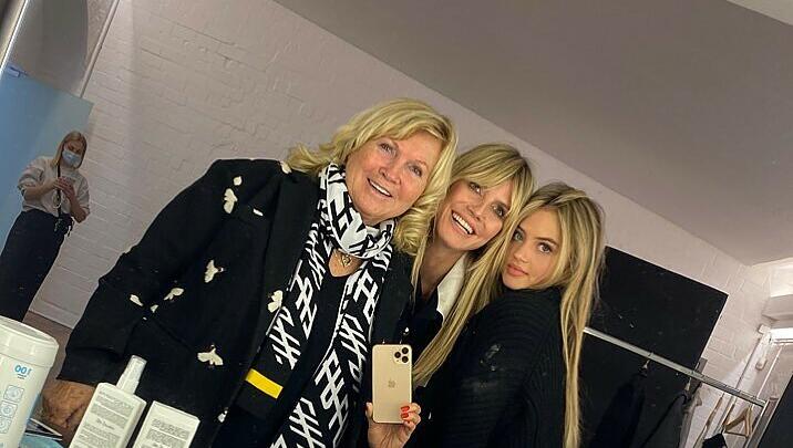 Hier zeigt sich Leni Klum gemeinsam mit Großmutter Erna Klum (l.) und Mutter Heidi Klum (m.).