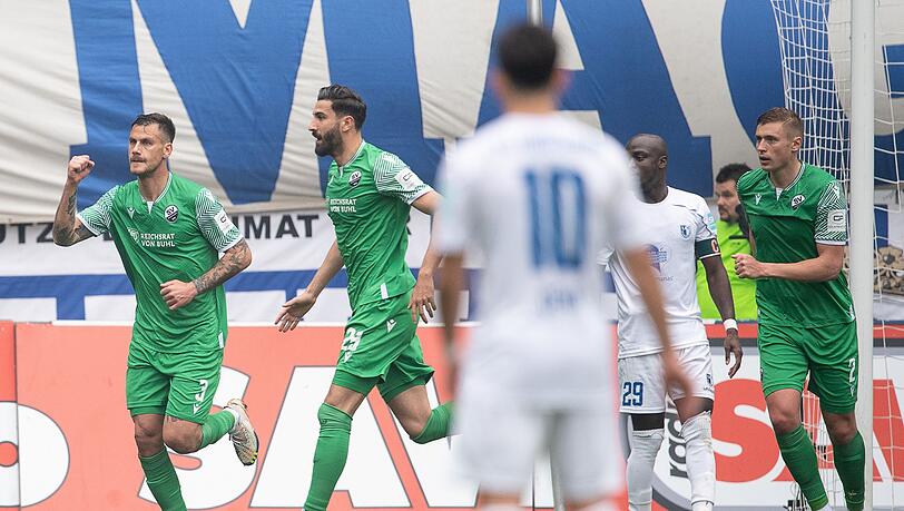 Sandhausens Dario Dumic (l) jubelt nach seinem Tor zur 1:0-Führung in Magdeburg.