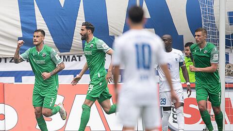 Sandhausens Dario Dumic (l) jubelt nach seinem Tor zur 1:0-Führung in Magdeburg.