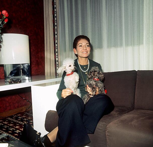 Maria Callas mit ihren beiden Pudeln.