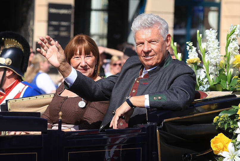 OB Dieter Reiter mit seiner Frau Petra beim Trachtenumzug auf der Wiesn vergangenes Jahr. Der Oberbürgermeister stylt sich für seine Termine selbst – das verrät er seinen Followern auf Instagram.