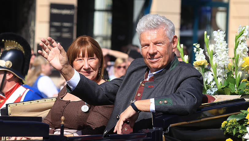 OB Dieter Reiter mit seiner Frau Petra beim Trachtenumzug auf der Wiesn vergangenes Jahr. Der Oberbürgermeister stylt sich für seine Termine selbst – das verrät er seinen Followern auf Instagram. OB Dieter Reiter mit seiner Frau Petra beim Trachtenumzug auf der Wiesn vergangenes Jahr. Der Oberbürgermeister stylt sich für seine Termine selbst – das verrät er seinen Followern auf Instagram.