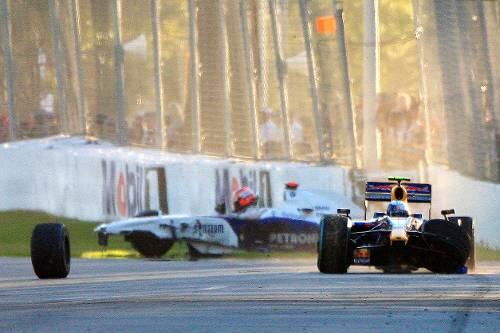 Der Moment des frusts: Sebastian vettel und Robert Kubica kollidieren in Australien.