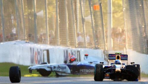 Der Moment des frusts: Sebastian vettel und Robert Kubica kollidieren in Australien. Der Moment des frusts: Sebastian vettel und Robert Kubica kollidieren in Australien.