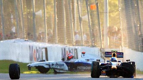 Der Moment des frusts: Sebastian vettel und Robert Kubica kollidieren in Australien.
