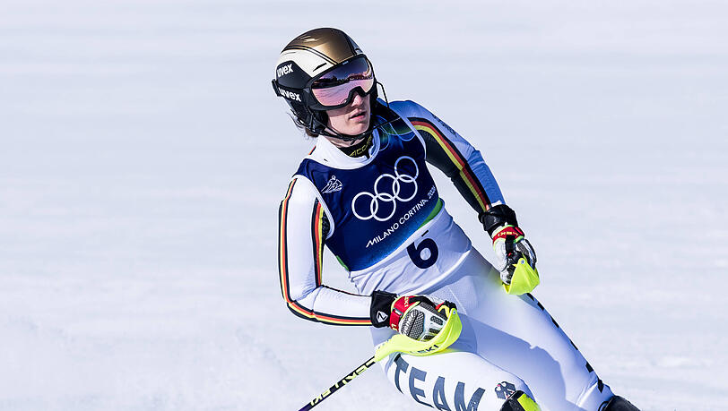 Frustriert und fassungslos: Lena D&uuml;rr f&auml;delt gleich in der ersten Stange ein und muss das Rennen abbrechen.