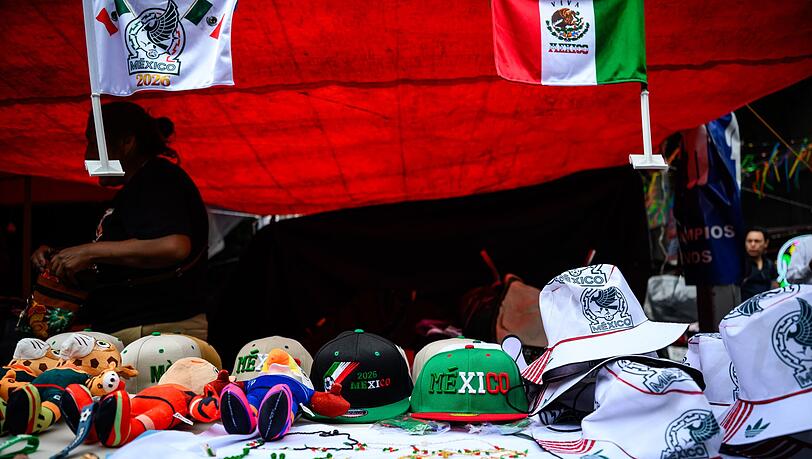 Ein paar Fanutensilien - aber von echter WM-Stimmung ist wenig zu spüren in Mexiko-Stadt. Ein paar Fanutensilien - aber von echter WM-Stimmung ist wenig zu spüren in Mexiko-Stadt.