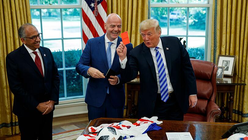 Damals ein Scherz: Trump zeigt Rot. (Archivbild) Damals ein Scherz: Trump zeigt Rot. (Archivbild)