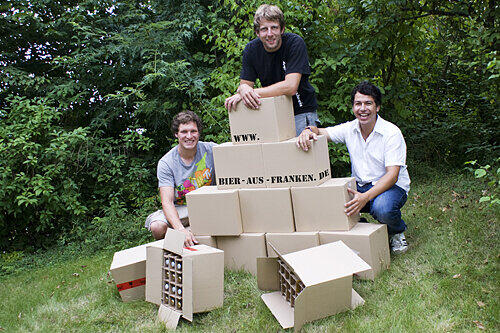 Drei Männer und eine geniale Idee (von links): Sebastian Haas, Philipp Möller und Markus Rauch zeigen ihre selbstentwickelten Bierkästen aus Karton, mit denen sie den Gerstensaft in alle Herren Länder verschicken.