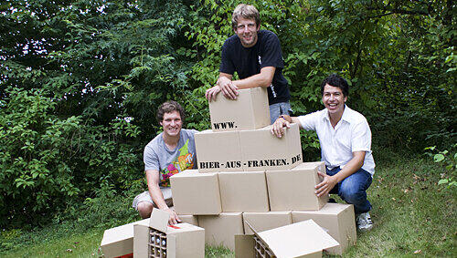 Drei Männer und eine geniale Idee (von links): Sebastian Haas, Philipp Möller und Markus Rauch zeigen ihre selbstentwickelten Bierkästen aus Karton, mit denen sie den Gerstensaft in alle Herren Länder verschicken. Drei Männer und eine geniale Idee (von links): Sebastian Haas, Philipp Möller und Markus Rauch zeigen ihre selbstentwickelten Bierkästen aus Karton, mit denen sie den Gerstensaft in alle Herren Länder verschicken.