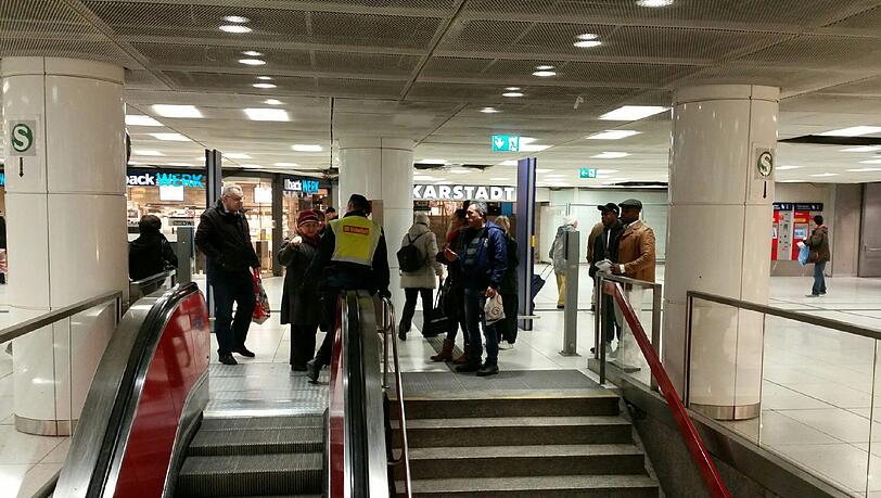 Kurz vor Mittag war die Stammstrecke erneut gesperrt. DB-Mitarbeiter riegelten den Zugang zur S-Bahn am Hauptbahnhof ab. Kurz vor Mittag war die Stammstrecke erneut gesperrt. DB-Mitarbeiter riegelten den Zugang zur S-Bahn am Hauptbahnhof ab.
