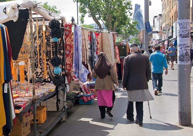Muslime gehen in Whitechapel in London an einem Markt vorbei. In diesem Stadtteil wurde Esmat Jeraj rassistisch beschimpft.