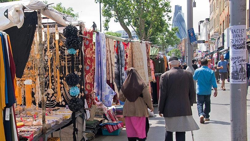 Muslime gehen in Whitechapel in London an einem Markt vorbei. In diesem Stadtteil wurde Esmat Jeraj rassistisch beschimpft.