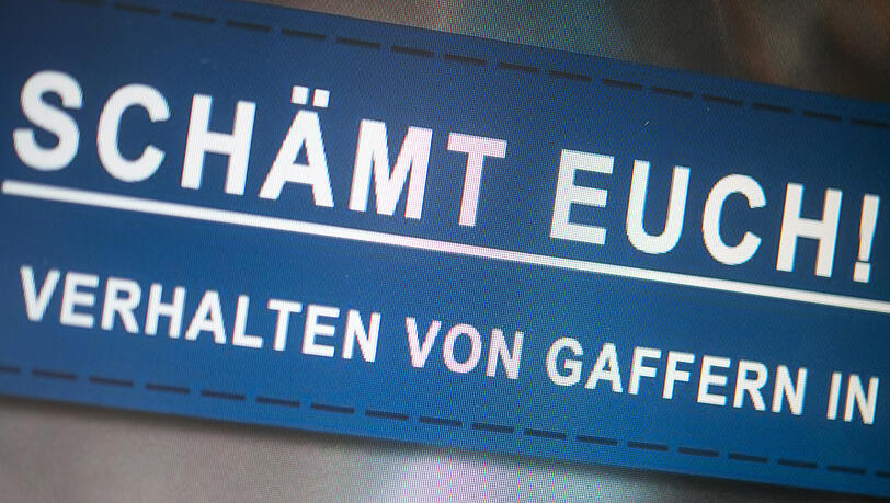 "Schämt Euch!" Facebook-Post der Polizei Offenburg nach einem skandalösen Vorfall mit Gaffern. "Schämt Euch!" Facebook-Post der Polizei Offenburg nach einem skandalösen Vorfall mit Gaffern.