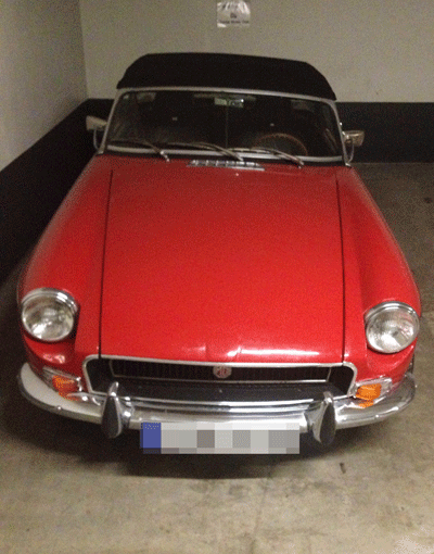 Ein Brite, wie er im Buche steht: Ein quietschroter MG in der Tiefe des Raums