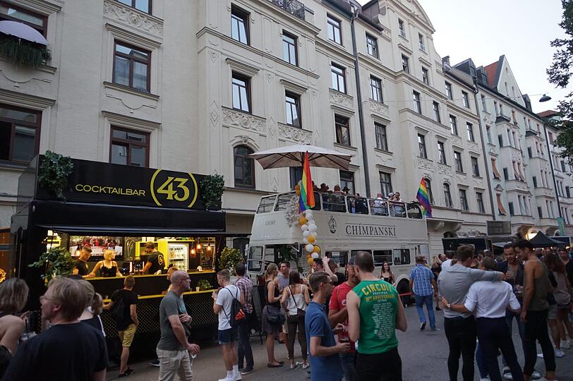 Laut, bunt und vor allem schwul: Das Hans-Sachs-Straßenfest zieht knapp 10.000 Menschen aus München und der queeren Szene an.