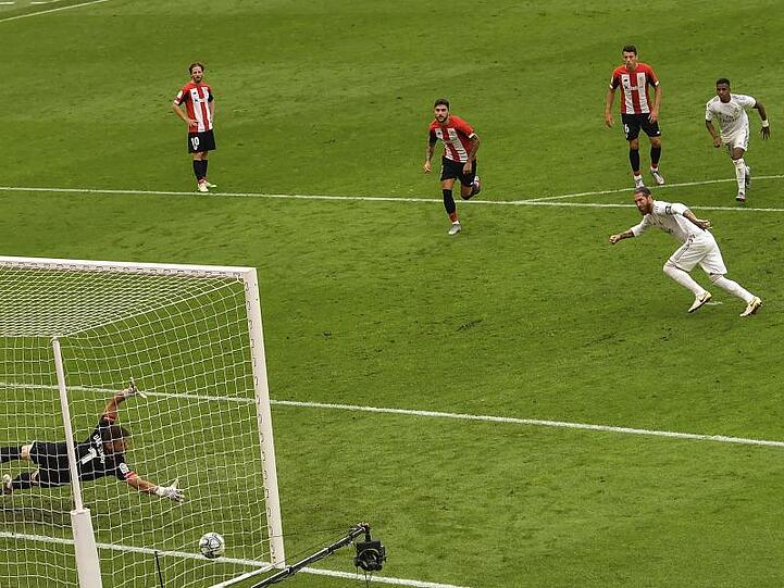Sergio Ramos (r) traf für Real Madrid per Elfmeter zum Sieg.