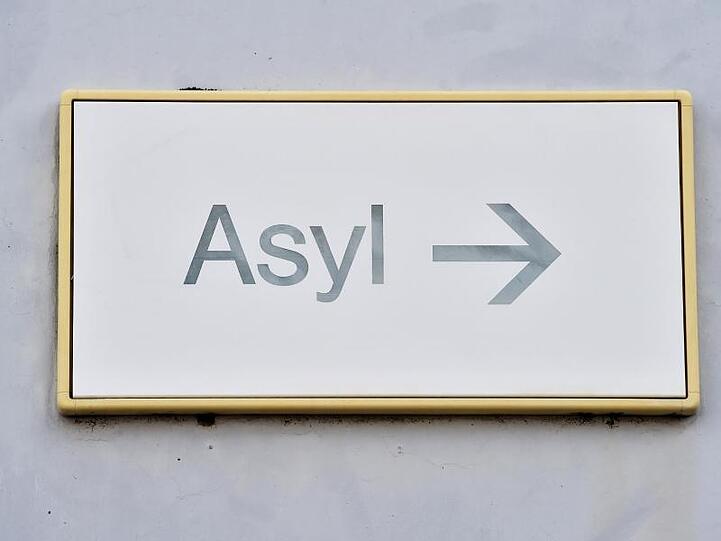 Ein Schild mit der Aufschrift "Asyl" in der Landeserstaufnahme für Asylbewerber (LEA) Karlsruhe.