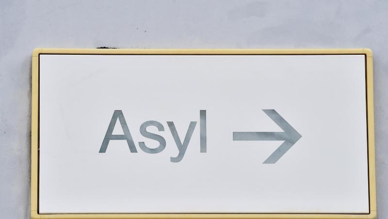 Ein Schild mit der Aufschrift "Asyl" in der Landeserstaufnahme für Asylbewerber (LEA) Karlsruhe. Ein Schild mit der Aufschrift "Asyl" in der Landeserstaufnahme für Asylbewerber (LEA) Karlsruhe.