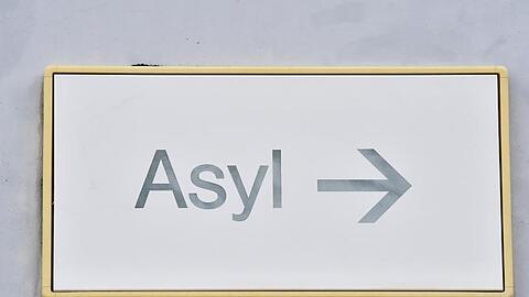 Ein Schild mit der Aufschrift "Asyl" in der Landeserstaufnahme für Asylbewerber (LEA) Karlsruhe.