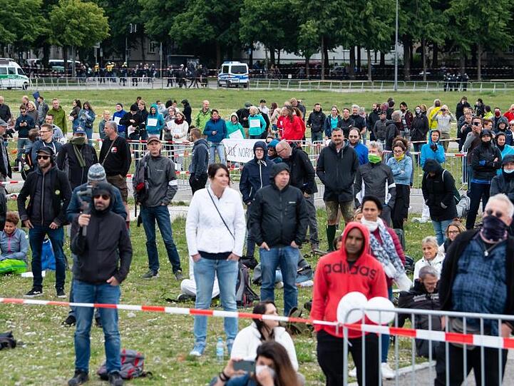 Teilnehmer einer Demonstration gegen die Anti-Corona-Maßnahmen stehen auf der Theresienwiese. Foto: Sven Hoppe/dpa