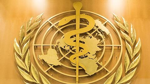 Das Logo der Weltgesundheitsorganisation WHO im europäischen Hauptquartier der Vereinten Nationen.