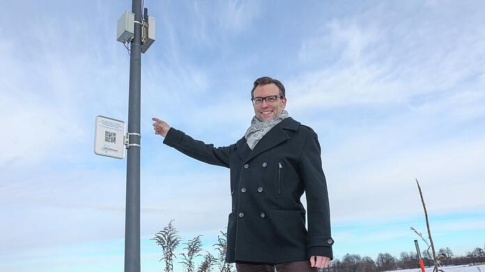 Franz-Josef Loscar zeigt eine der Sonden, mit denen im Münchner Norden die Luftqualität gemessen wird.