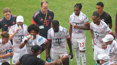 Trinken ist wichtig. Und Trinkpausen können die Trainer auch für taktische Korrekturen nutzen, wie hier Bayern-Coach Vincent Kompany (unten links).