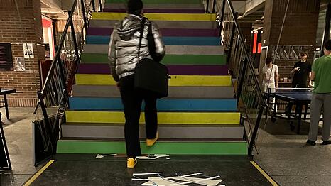 Wegweiser f&uuml;hren zur B&uuml;hne der Lach- und Schie&szlig;gesellschaft im fr&uuml;heren Gasteig.