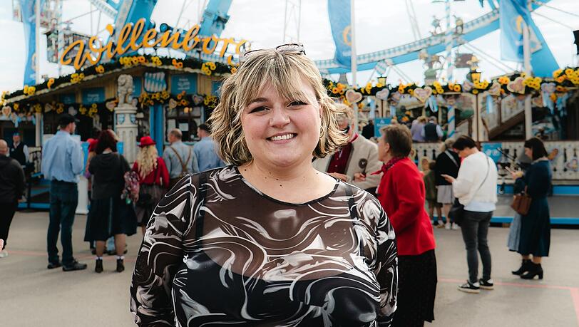 Die AZ hat Kabarettistin Teresa Reichl zu einer Fahrt im "Willenborg"-Riesenrad auf der Wiesn getroffen. Die AZ hat Kabarettistin Teresa Reichl zu einer Fahrt im "Willenborg"-Riesenrad auf der Wiesn getroffen.