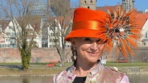 Die Modeberaterin Sonja Grau empfiehlt Senioren Buntes