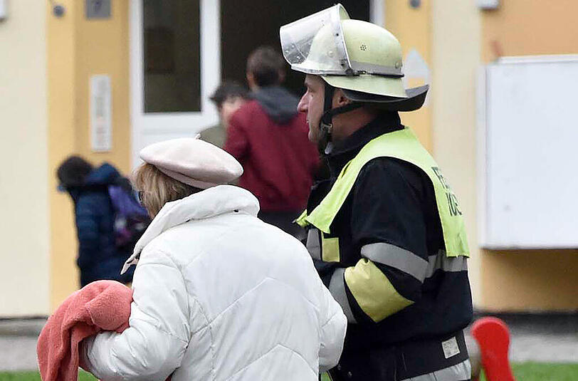 Feuer in einem Rosenheimer Mehrfamilienhaus. Die Bilder vom dramatischen Einsatz.