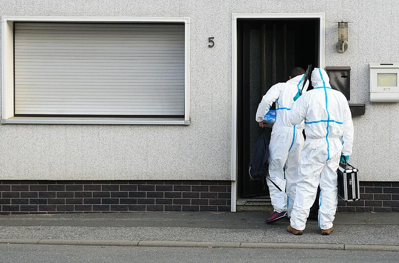 Beamte der Spurensicherung betreten ein Haus im bayerischen Wallenfels. Die Polizei hat hier die sterblichen Überreste von acht Säuglingen gefunden. Foto: Nicolas Armer/Archiv