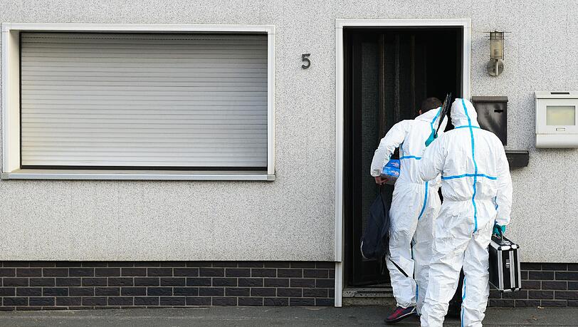 Beamte der Spurensicherung betreten ein Haus im bayerischen Wallenfels. Die Polizei hat hier die sterblichen Überreste von acht Säuglingen gefunden. Foto: Nicolas Armer/Archiv Beamte der Spurensicherung betreten ein Haus im bayerischen Wallenfels. Die Polizei hat hier die sterblichen Überreste von acht Säuglingen gefunden. Foto: Nicolas Armer/Archiv