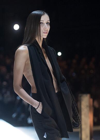Klassische Wintermode - ein Model präsentiert in der Volksbühne in Berlin eine Kreation des Labels Esther Perbandt.