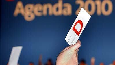 SPD-Sonderparteitag in Berlin zur Einführung von "Agenda 2010" im Jahr 2003. SPD-Sonderparteitag in Berlin zur Einführung von "Agenda 2010" im Jahr 2003.