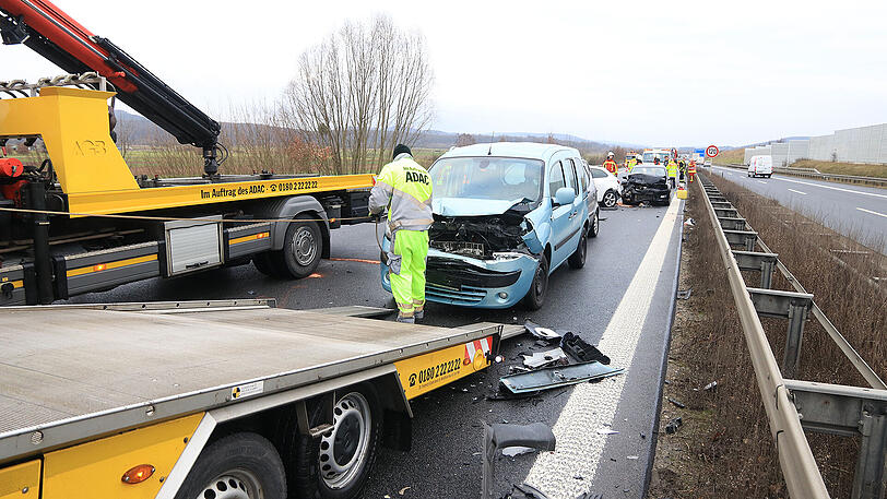 Bei der Massenkarambolage auf der A73 verletzten sich 18 Personen. Die Bilder von der Unfallstelle bei Breitengüßbach zum Durchklicken.