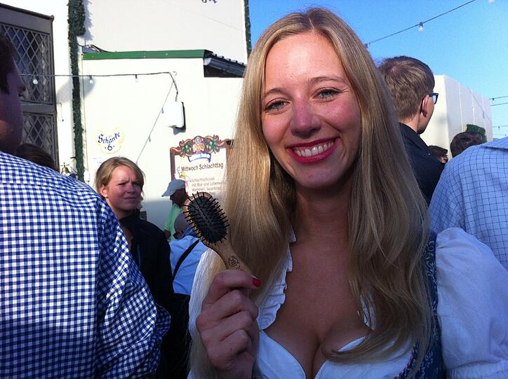 ... ist hier im Augustiner Biergarten Schönheit Vanessa. Praktisch: Ihre Die Mini-Bürste passt in jede Handtasche...