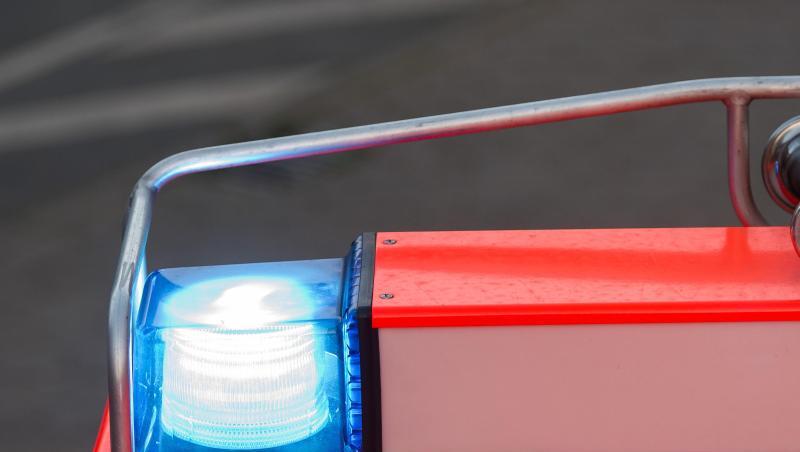 Ein Fahrzeug der Feuerwehr fährt mit Blaulicht über eine Straße. Foto: Daniel Bockwoldt/dpa/Symbolbild Ein Fahrzeug der Feuerwehr fährt mit Blaulicht über eine Straße. Foto: Daniel Bockwoldt/dpa/Symbolbild