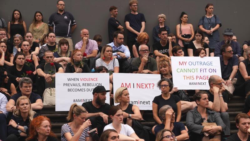 Menschen sitzen auf den Stufen des australischen Parlaments, um an der Mahnwache für die 21-jährige Israelin teilzunehmen. Menschen sitzen auf den Stufen des australischen Parlaments, um an der Mahnwache für die 21-jährige Israelin teilzunehmen.