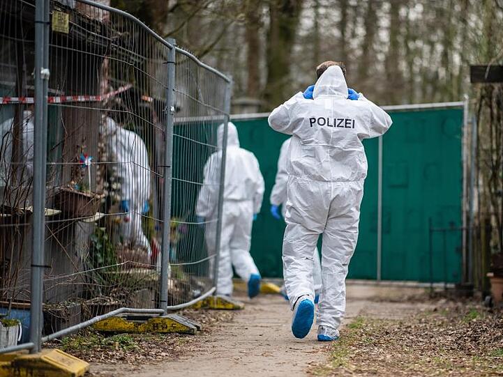 Im Fall des vielfachen Kindesmissbrauchs in Lügde bei Detmold haben die Ermittler bei weiteren Durchsuchungen erneut Gegenstände gefunden.