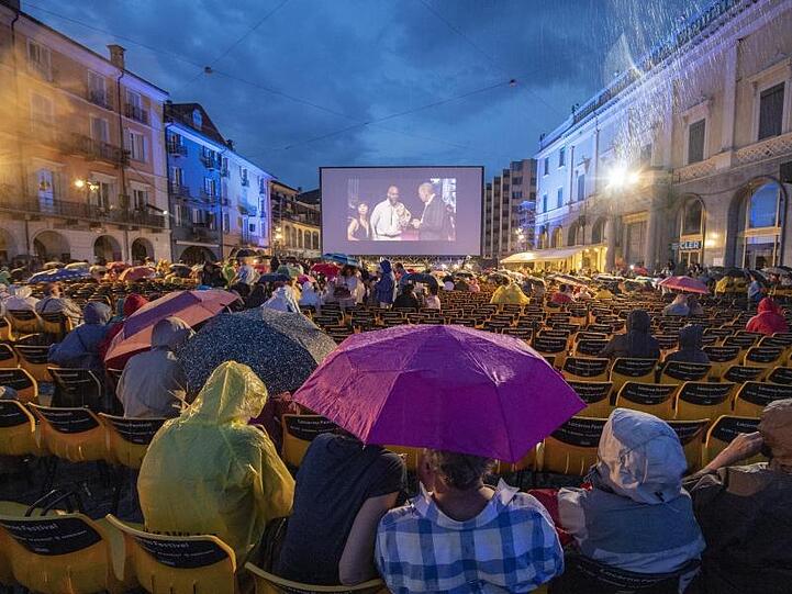 Filmvorführung auf der Piazza Grande in Locarno.
