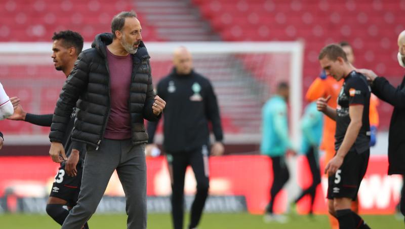 Stuttgarts Trainer Pellegrino Matarazzo (2.v.l) will auch nach dem Sieg gegen Bremen nichts von Europa wissen.