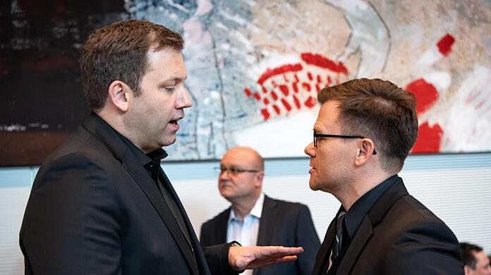 SPD-Generalsekret&auml;r Lars Klingbeil (l) und der Parlamentarische Gesch&auml;ftsf&uuml;hrer der SPD-Bundestagsfraktion, Carsten Schneider, gelten als Kandidaten f&uuml;r das Verteidigungsressort.